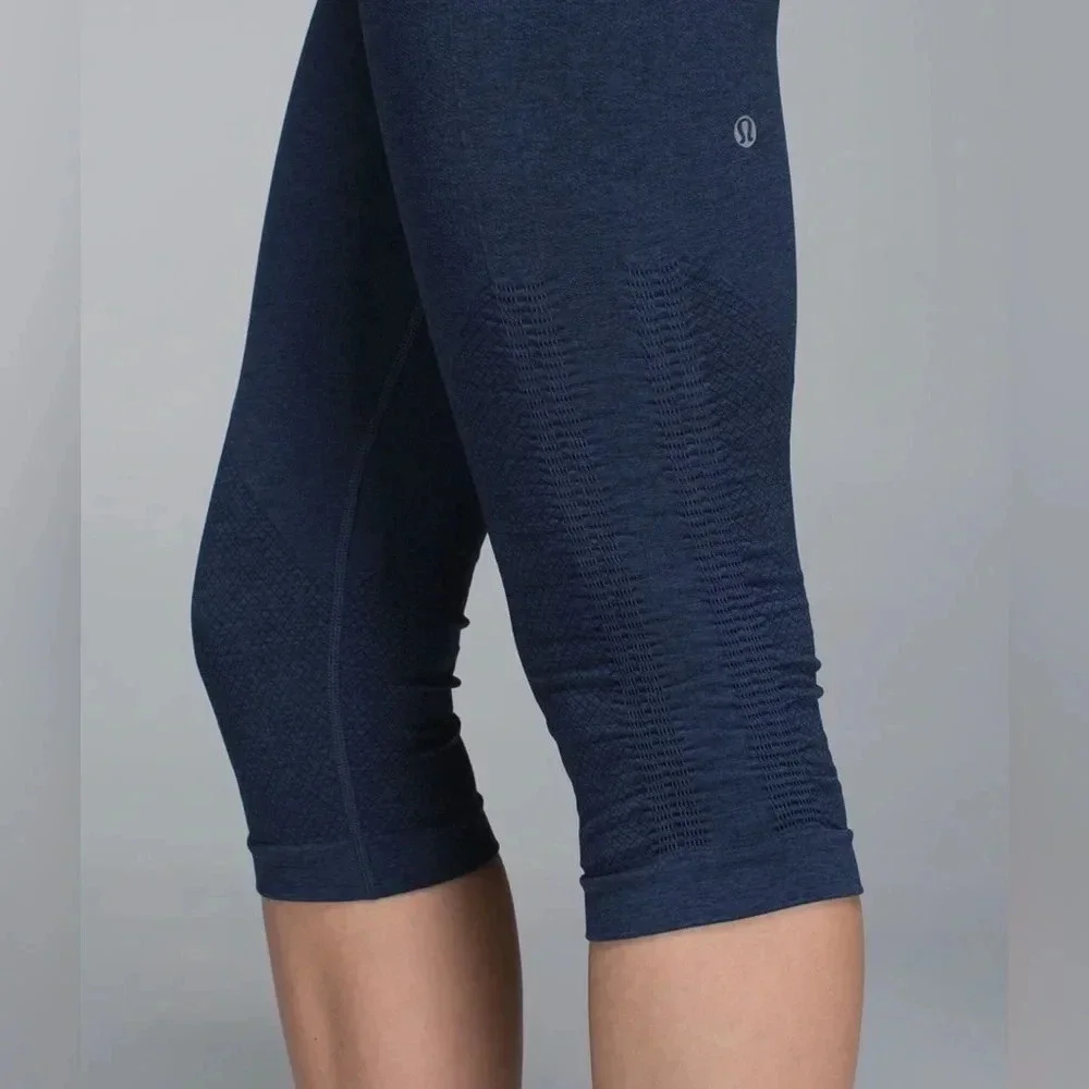 LULULEMON IN THE FLOW CROP II SEAMLESS NAVY CROP SIZE 6
